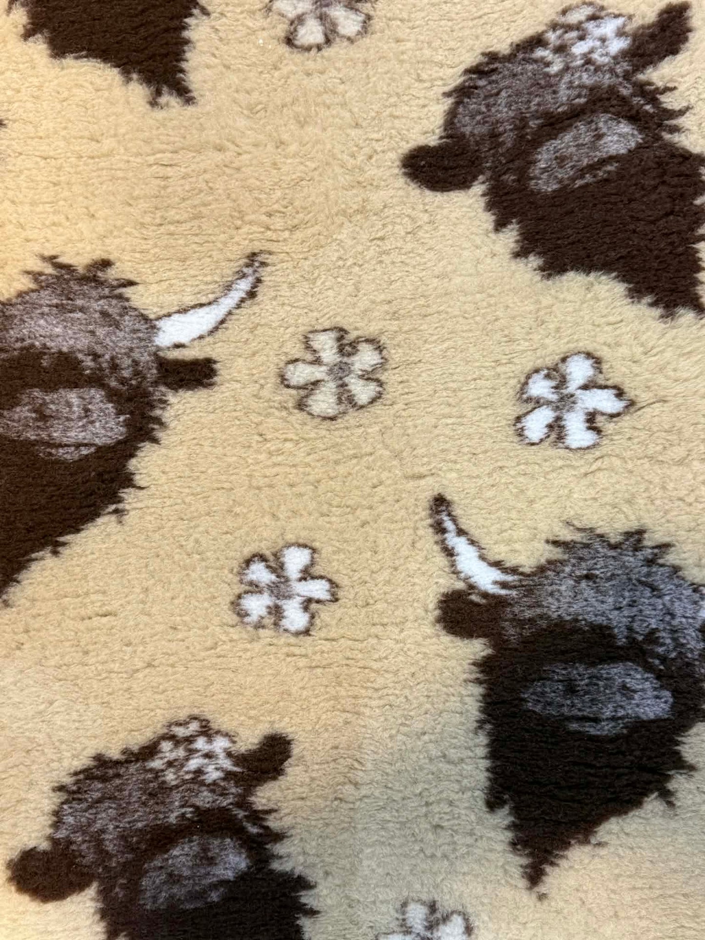 highland cow on beige Vet Bedding 1mt x 1.5 Mtr